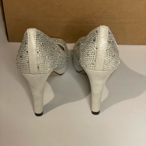Adrienne Vittadini Women's Gervin beaded upper silver Pump size 6.5 - Picture 7 of 10